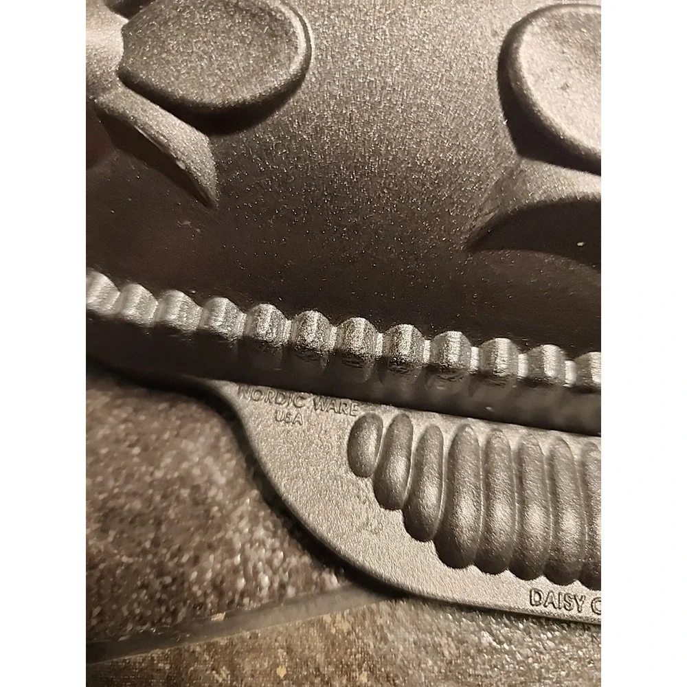 Nordic Ware Daisy Cake Pan Easter Spring Flower Baking Pak Cast Aluminum 10 Cup - Picture 3 of 6